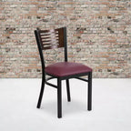 Chaise de salle à manger à dossier en lattes métalliques et siège en vinyle